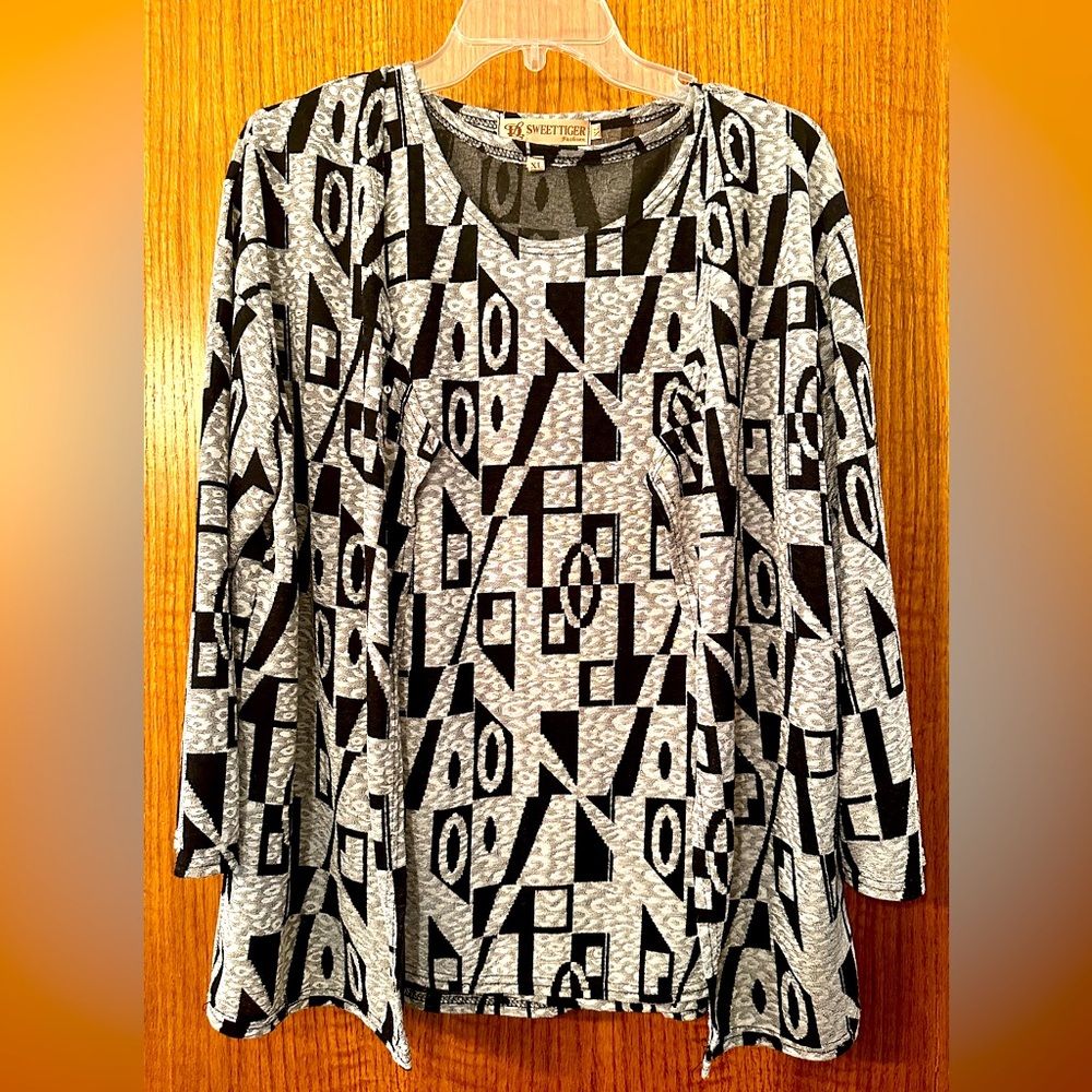 2 Piece Beautiful shell w/matching tunic.
Lots of stretch & easy to care for.